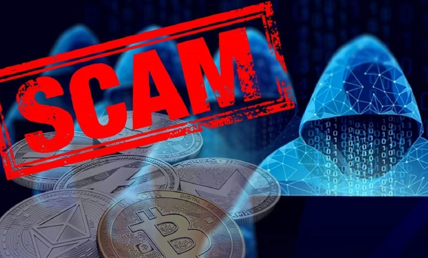 Các giao dịch được thực hiện qua nhiều ngân hàng khác nhau, đứng tên cá nhân và doanh nghiệp không liên quan đến chị D. Tổng số tiền chị D đã chuyển là hơn 7,4 tỷ đồng.