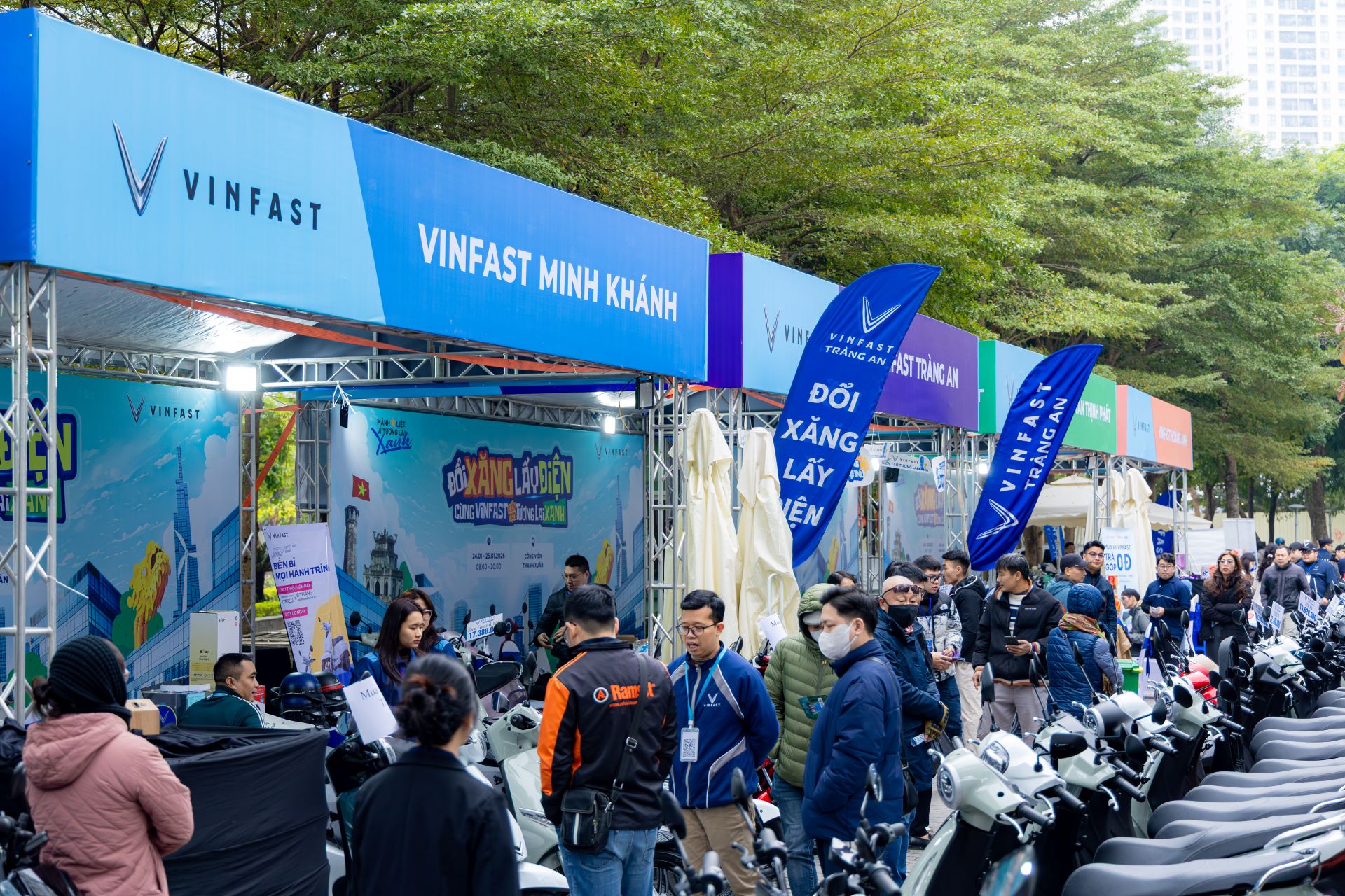 Ngay từ sáng sớm, nhiều khách hàngđã có mặt tại các gian hàng VinFast tại Hà Nội để tìm hiểu về xe điện
