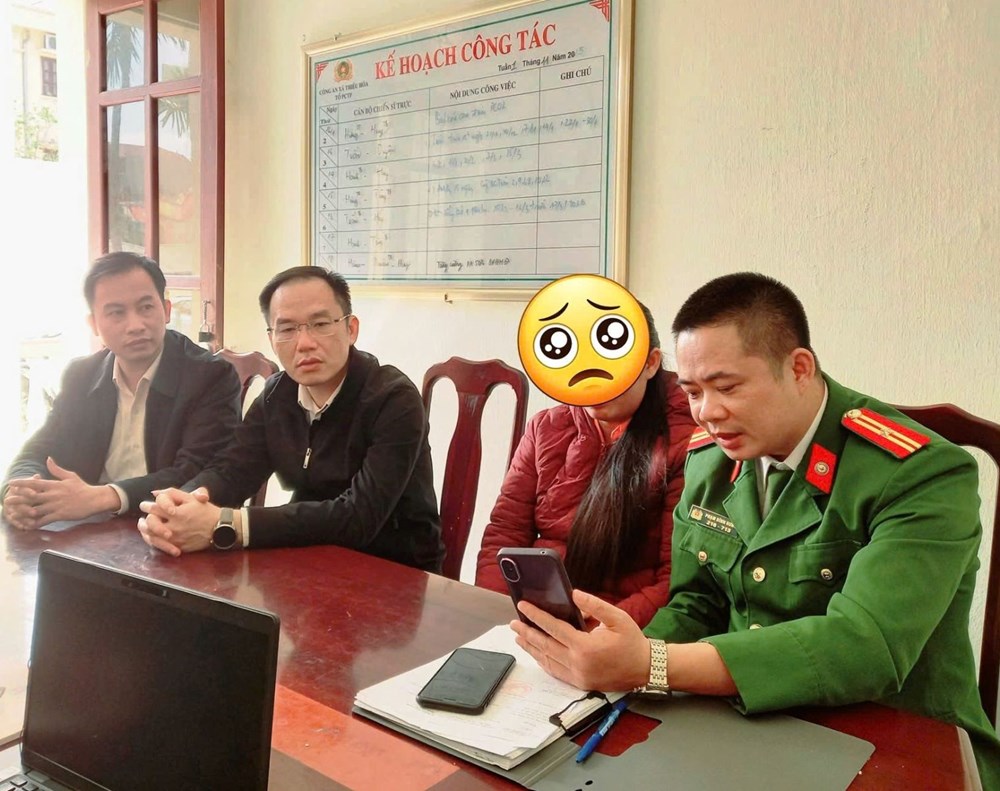 Đại diện Công an xã Thiệu Hóa và Ngân hàng NN&PTNT chi nhánh Thiệu Hóa tuyên truyền, giải thích cho chị H. về phương thức, thủ đoạn của tội phạm lừa đảo chiếm đoạt tài sản. Ảnh: Công an Thanh Hoá