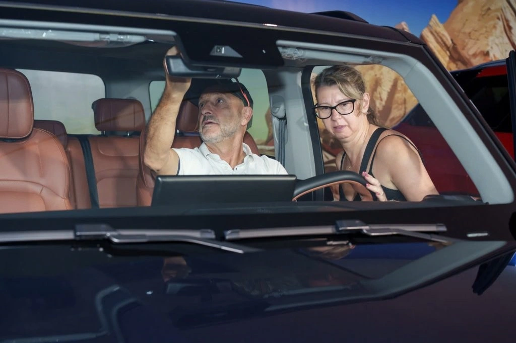 Khách hàng trải nghiệm những tính năng vượt trội của các mẫu xe.