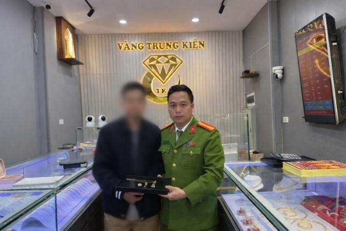 Cán bộ Công an phường kịp thời ngăn chặn nam thanh niên bị lừa đảo.