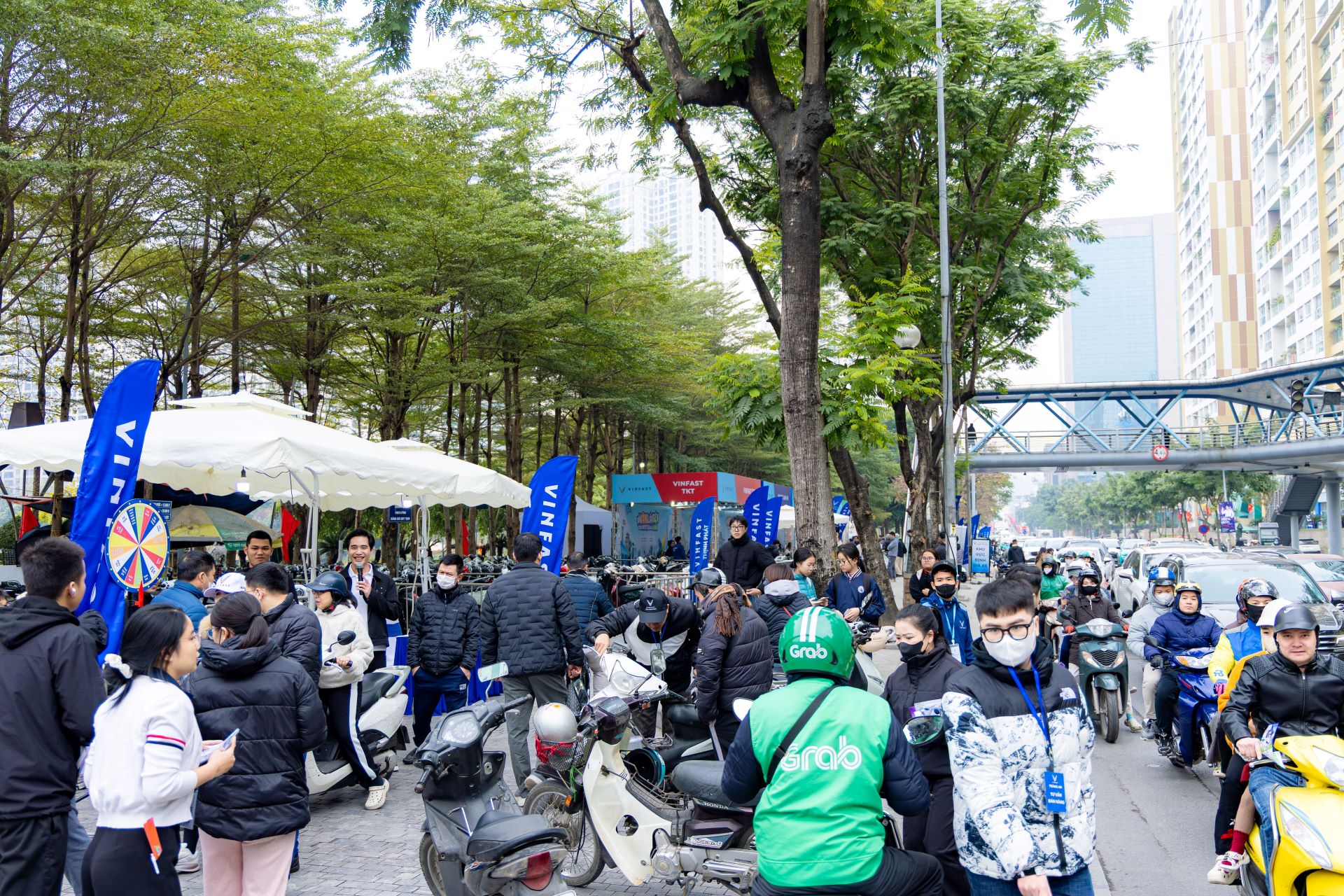 Vượt trời giá lạnh, người Hà Nội hào hứng đem xe xăng đến đổi lấy xe điện VinFast với loạt ưu đãi “khó cưỡng”