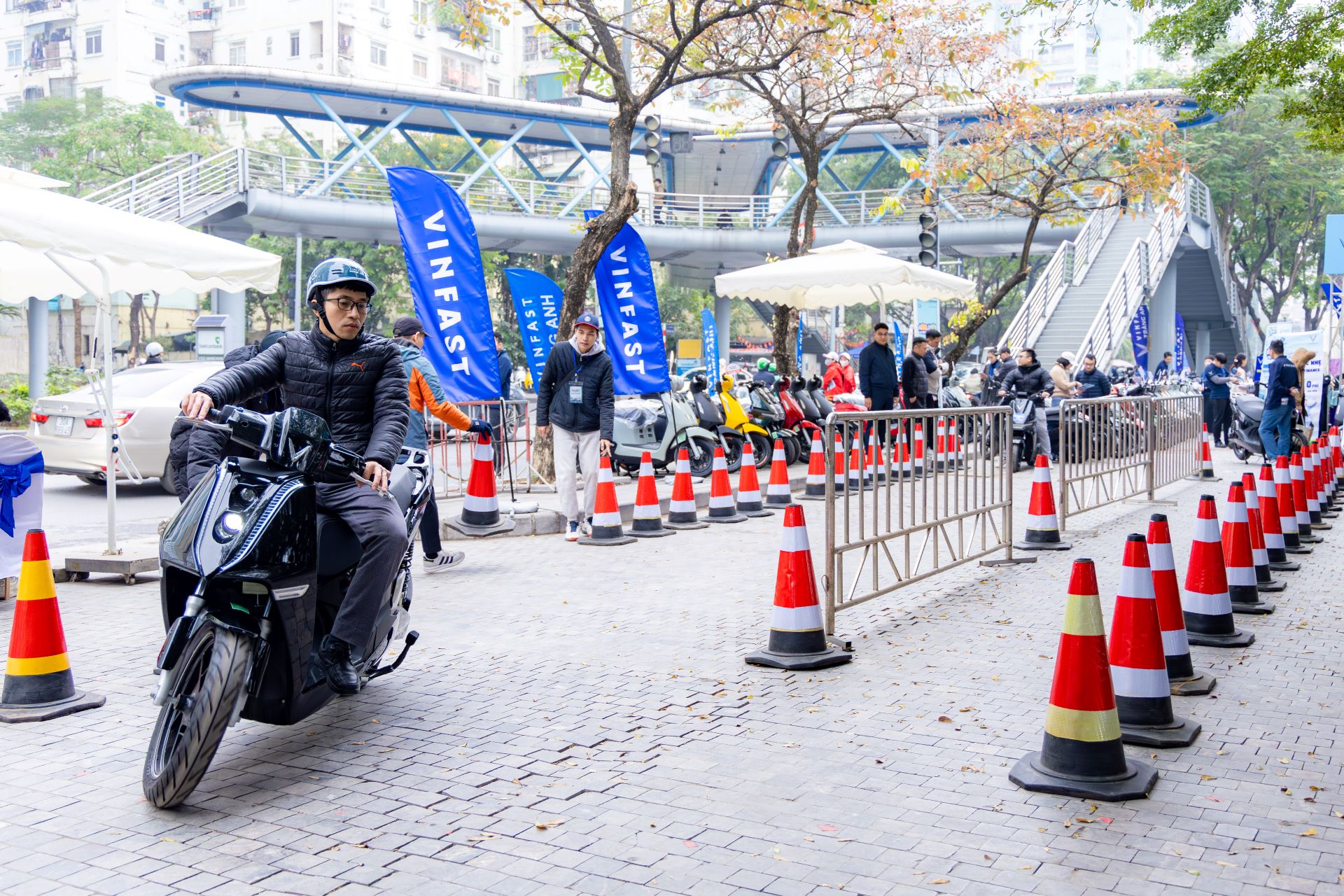 Người dùng trải nghiệm khả năng vận hành của các mẫu xe điện VinFast