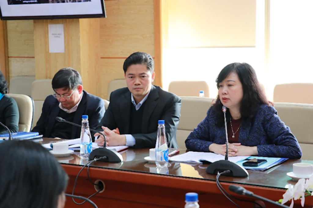 Đồng chí Đào Hồng Lan, Ủy viên Ban Chấp hành Trung ương Đảng, Bí thư Đảng, Bộ trưởng Bộ Y tế chỉ đạo buổi làm việc