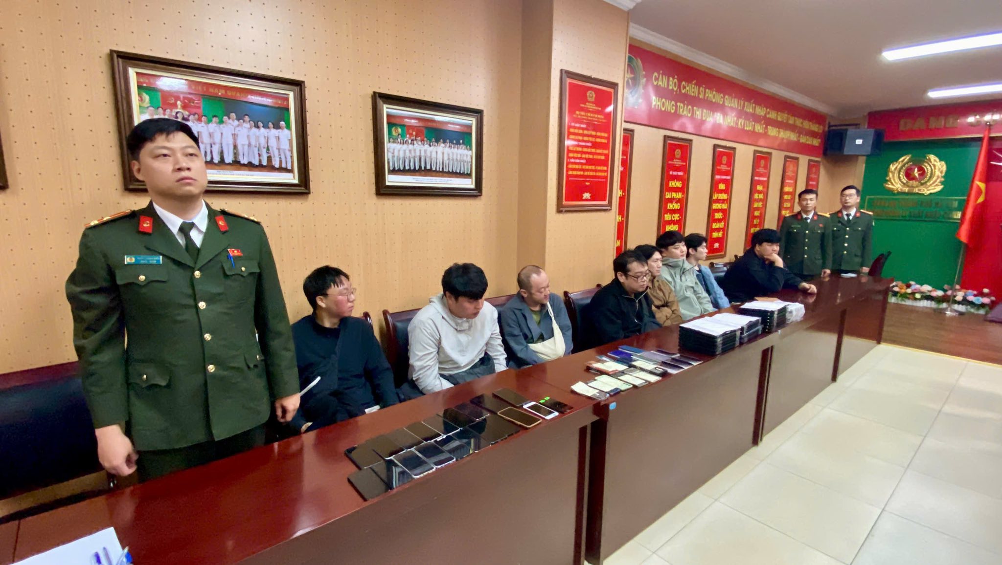 Qua kiểm tra, lực lượng chức năng đã phát hiện 04 vụ với 17 người nước ngoài vi phạm quy định về xuất nhập cảnh