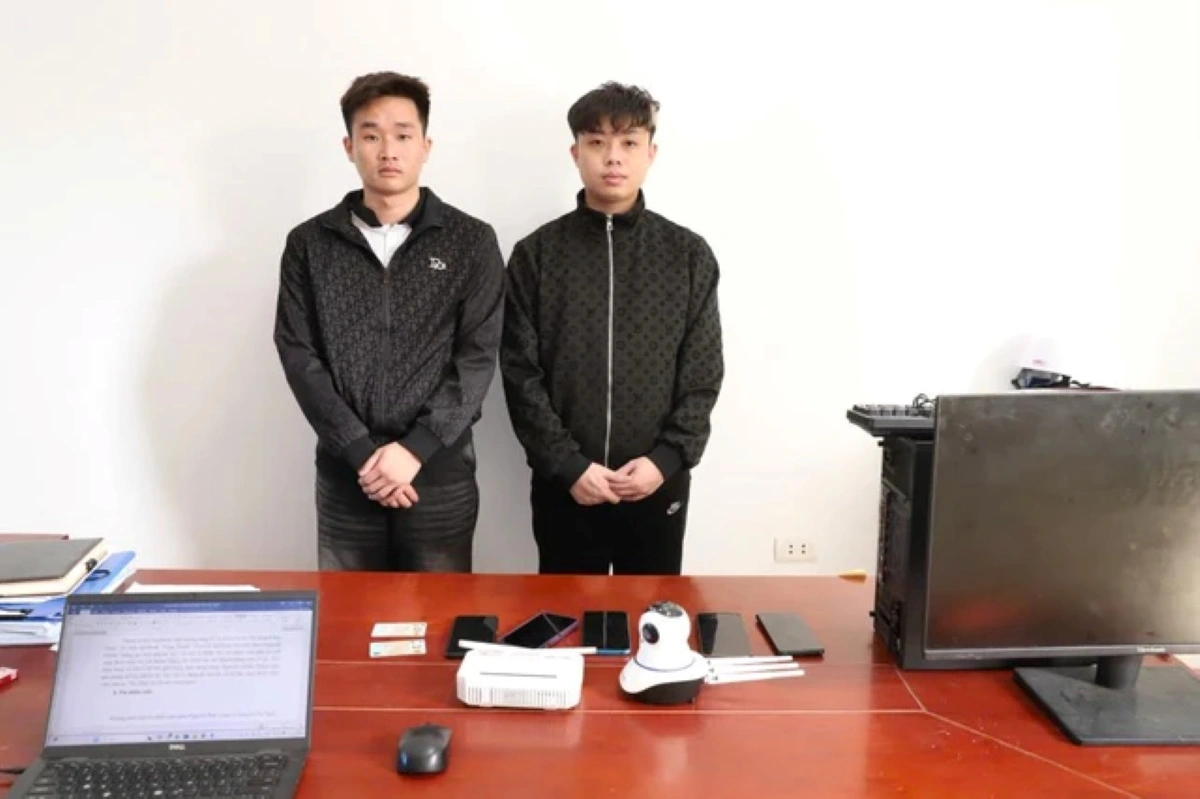 Hai đối tượng tại cơ quan công an.