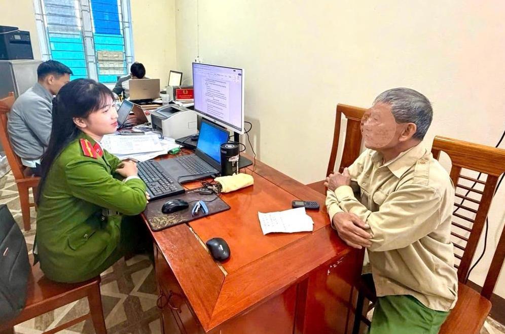 Cán bộ Công an xã Thạch Xuân giải thích cho ông L.V.T. về thủ đoạn lừa đảo của các đối tượng tội phạm.