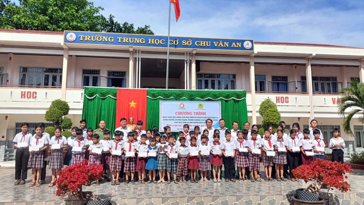 Hội Khuyến học tỉnh Lâm Đồng trao 90 suất học bổng cho học sinh nghèo vượt khó tại 4 xã của tỉnh Lâm Đồng. Ảnh: Hội Khuyến học Lâm Đồng