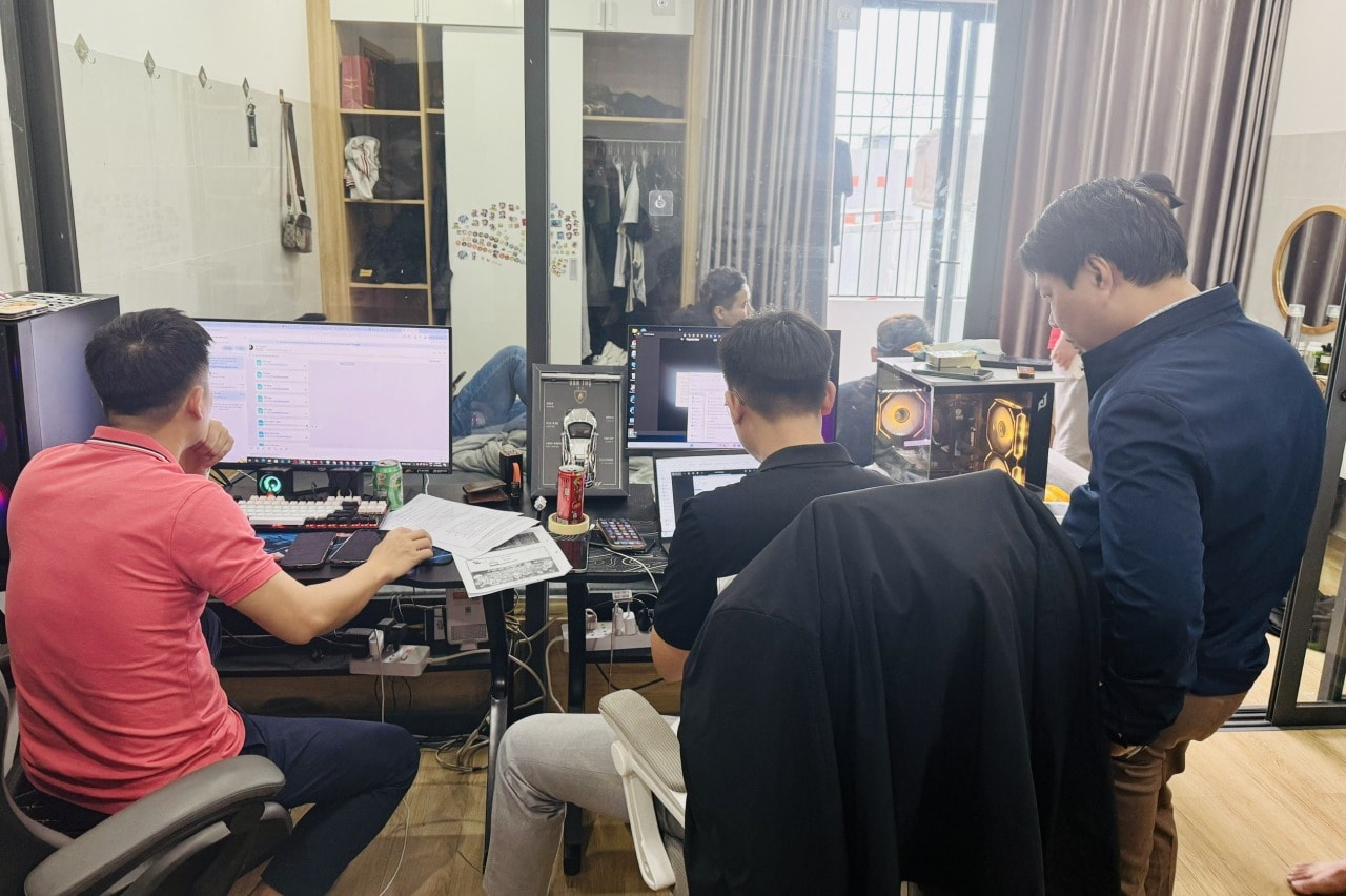 Lực lượng chức năng tiến hành làm việc và kiểm tra dữ liệu điện tử có liên quan đến hành vi đánh bạc bằng hình thức game online của các đối tượng (Ảnh: Công an tỉnh Quảng Trị).