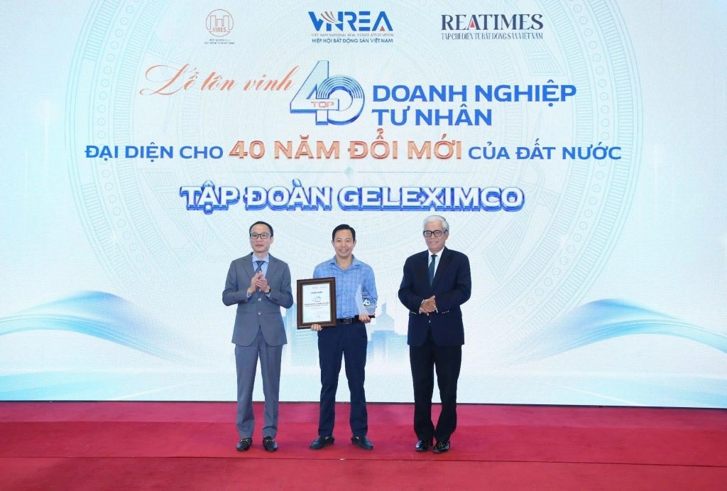 Đại diện Tập đoàn Geleximco nhận vinh danh Top 40 doanh nghiệp tư nhân tiêu biểu đại diện cho 40 năm đổi mới của đất nước.