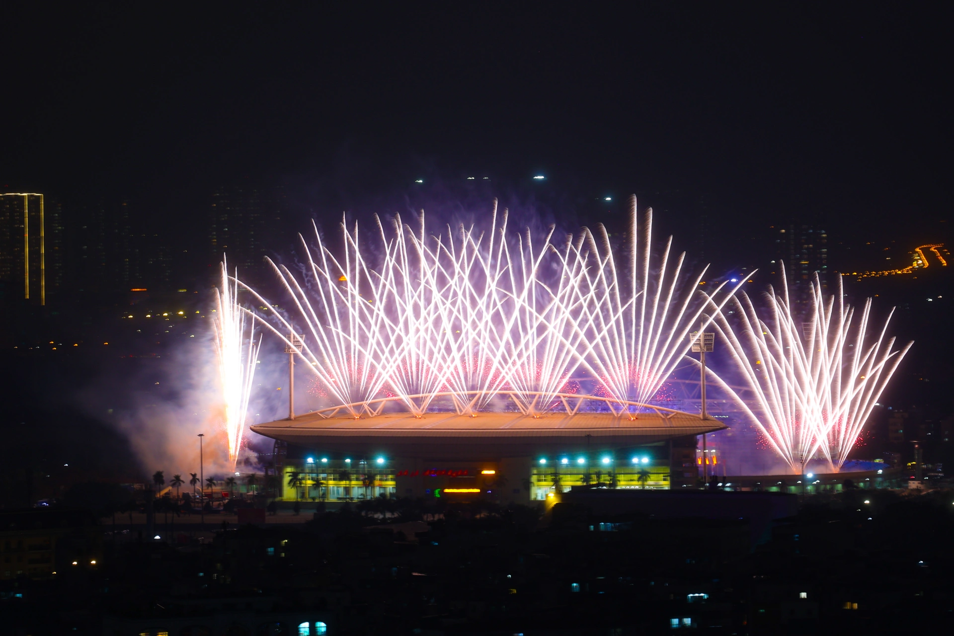 Khoảnh khắc pháo hoa bùng nổ rực rỡ trên bầu trời thủ đô trong tối tổng duyệt 21/1. Ảnh: Sun Group