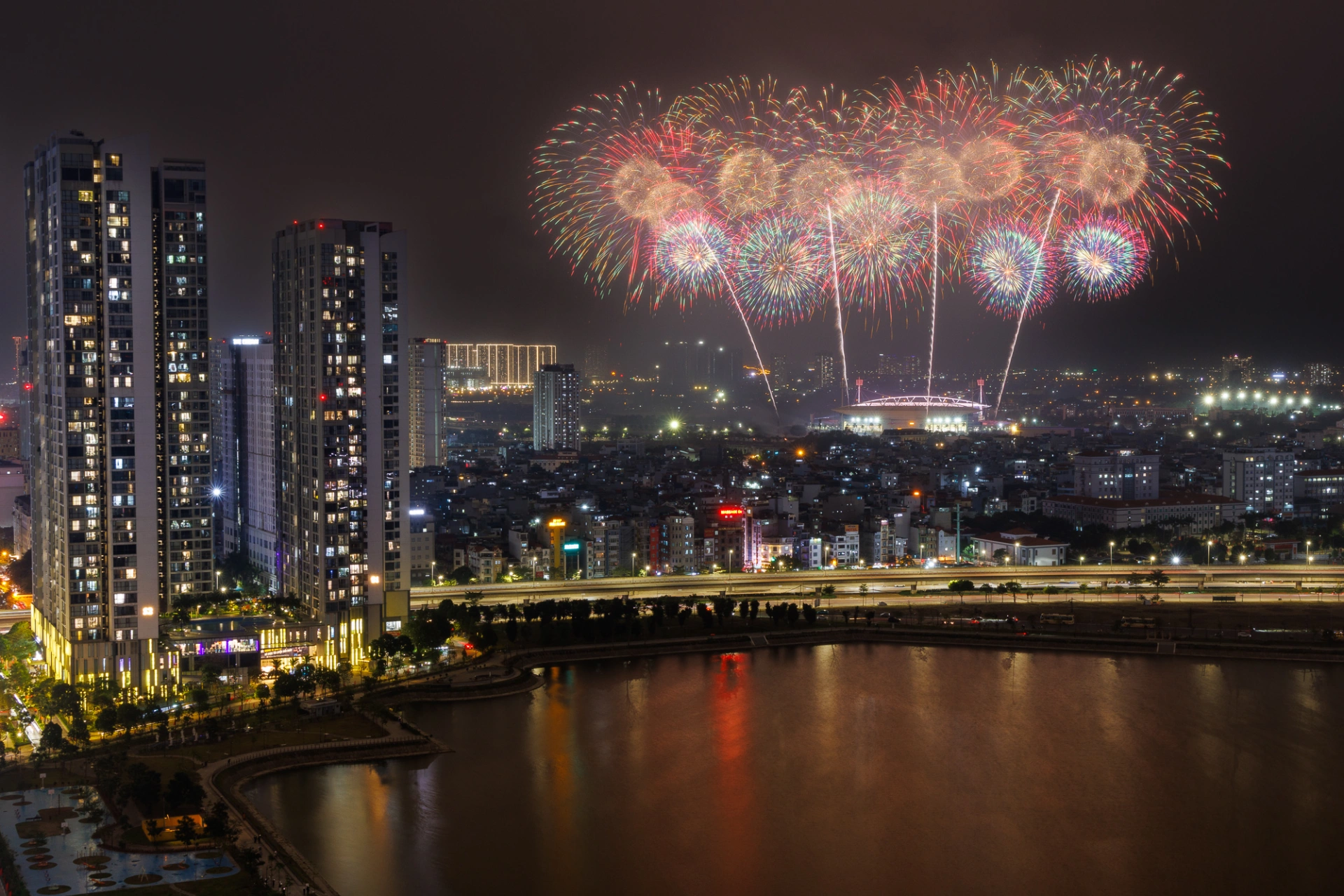 Những chủng loại pháo lần đầu tiên xuất hiện tại Việt Nam cùng hiệu ứng nghệ thuật lập trình riêng cho đại nhạc hội. Ảnh: Sun Group