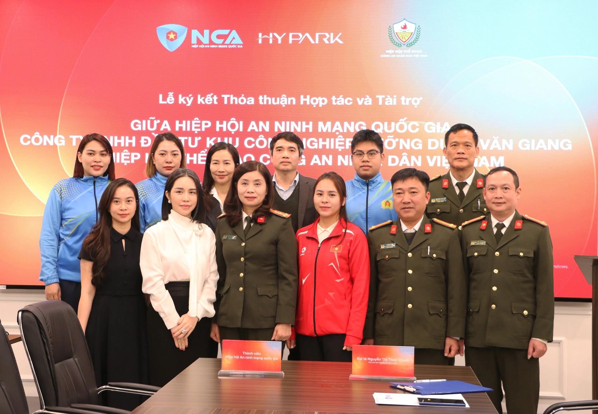 Đại diện Hiệp hội An ninh mạng quốc gia, Hiệp hội Thể thao CAND và các vận động viên môn bắn súng chụp ảnh lưu niệm