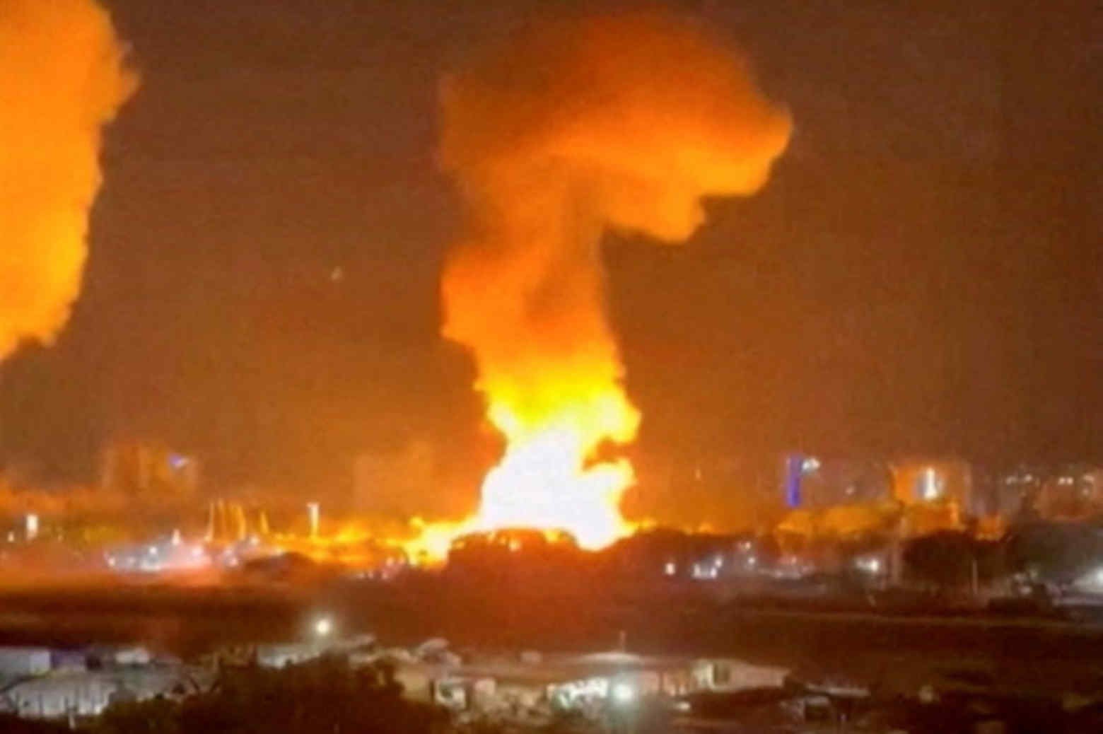 Hai cột khói bốc lên cao trong chiến dịch quân sự của Mỹ tại Venezuela