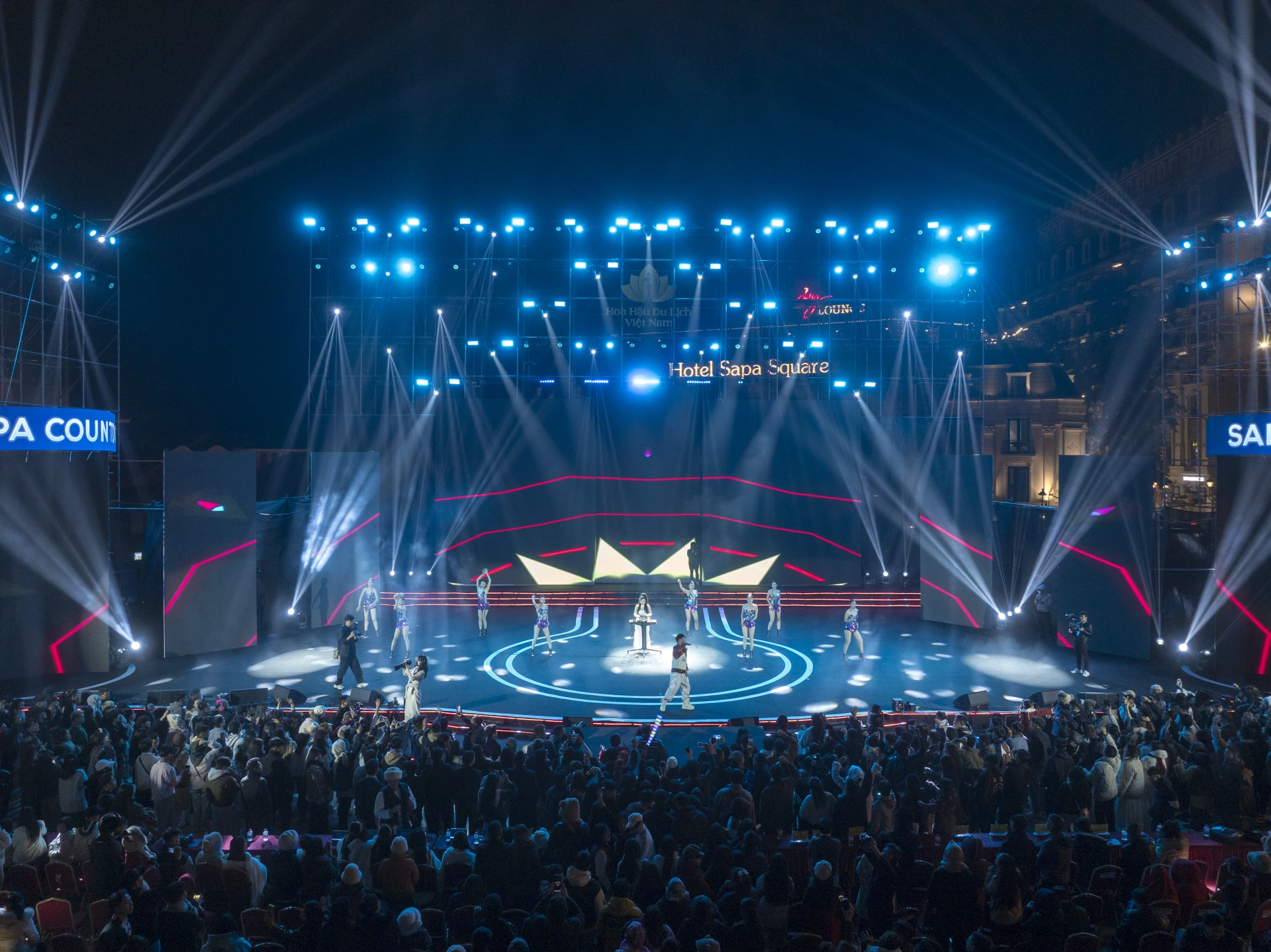 Đông đảo du khách hòa mình vào đêm Countdown sôi động tại Sân Quần, Sa Pa.