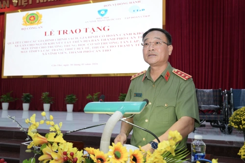 Thượng tướng Phạm Thế Tùng trao tặng 1.000 suất quà Tết, 390 xe lăn tại TP Cần Thơ