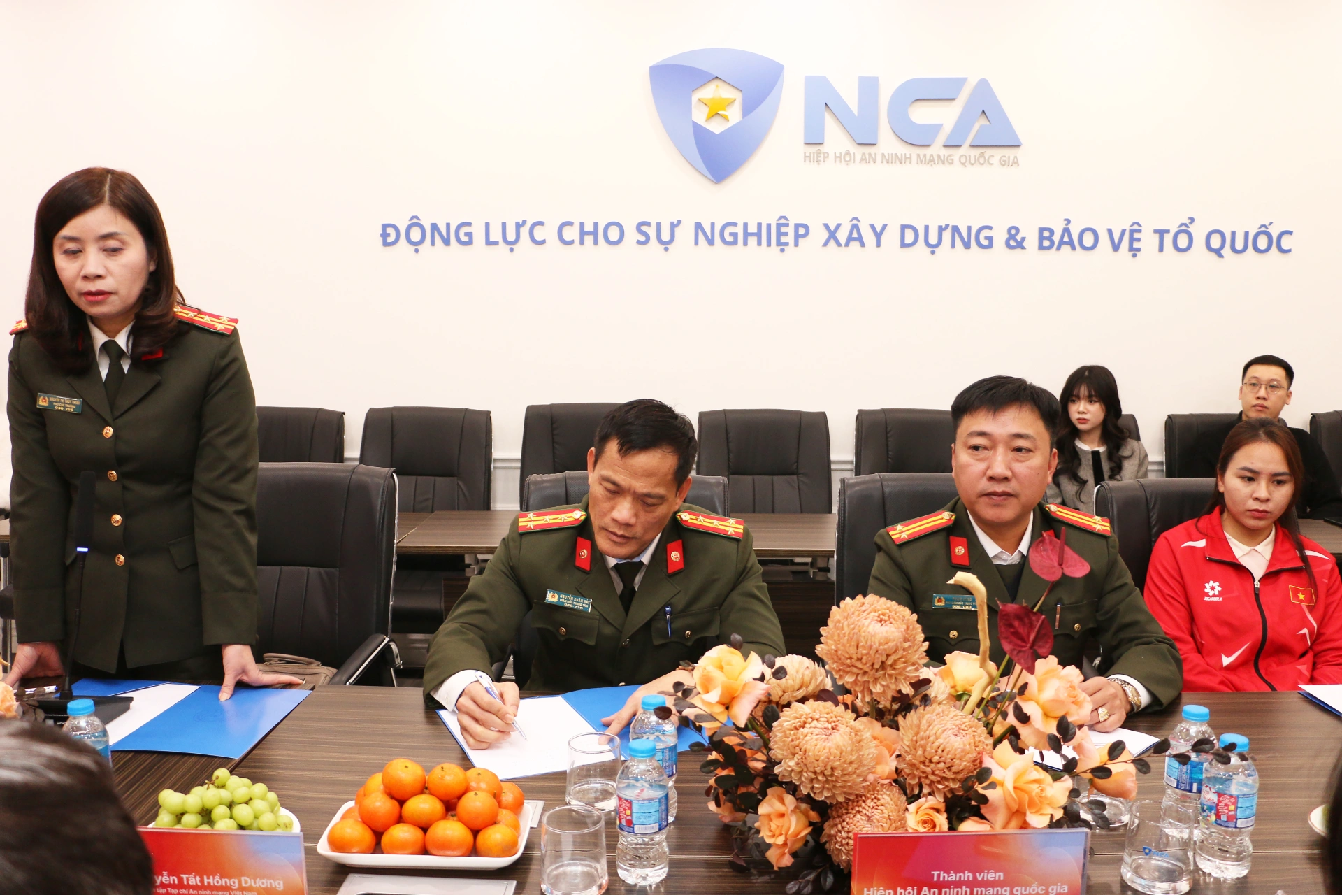 Vận động viên Trịnh Thu Vinh (bên phải) và lãnh đạo Hiệp hội Thể thao CAND tại buổi ký kết hợp tác với Hiệp hội An ninh mạng quốc gia