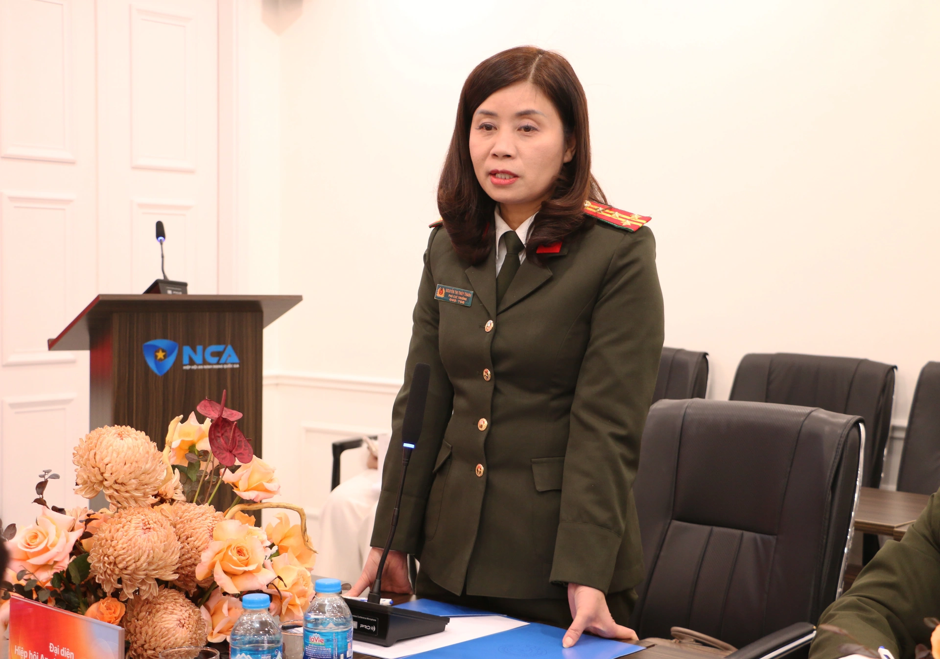 Đại tá Nguyễn Thị Thúy Thanh giới thiệu thành tích của đội tuyển bắn súng CAND