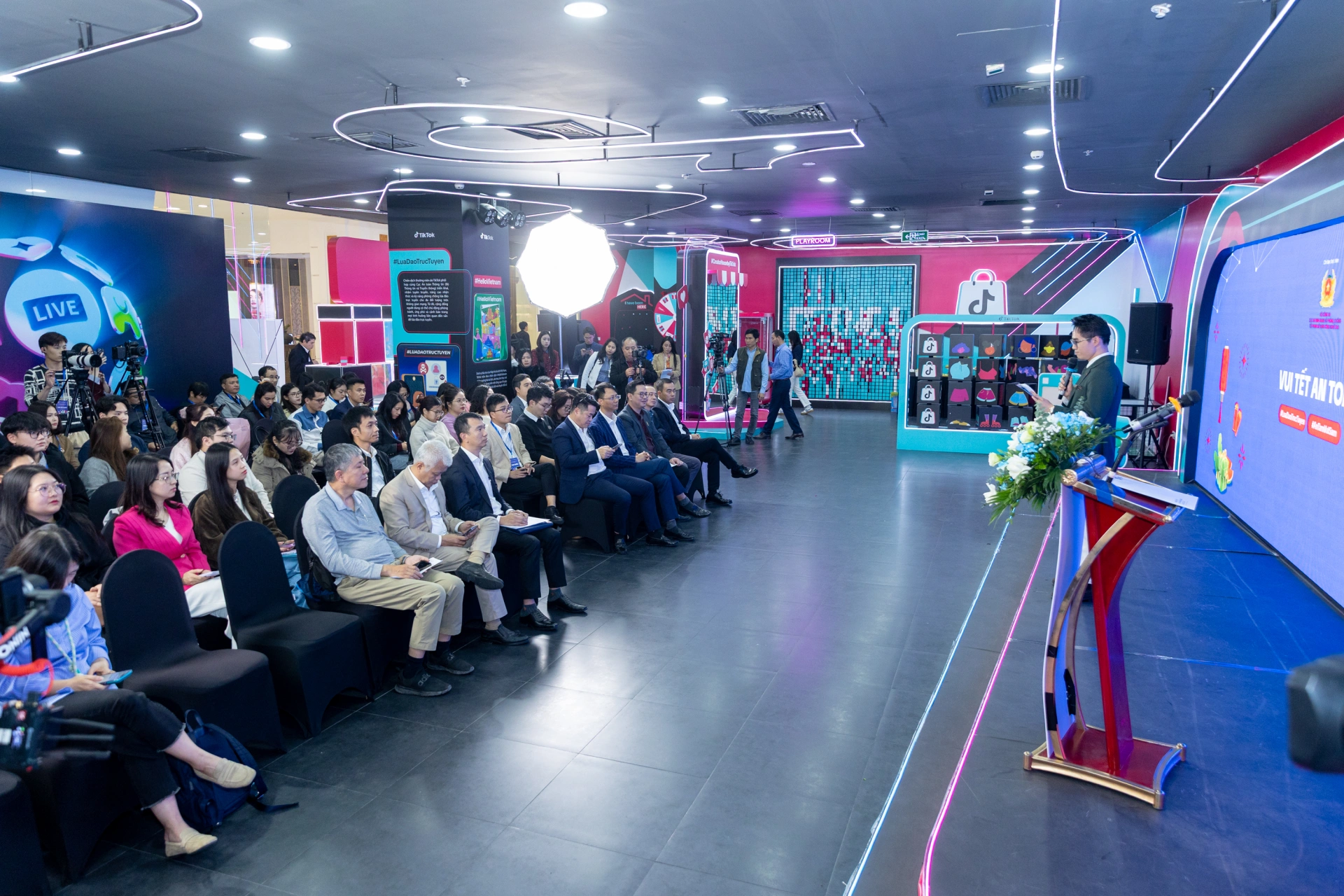 Toàn cảnh tọa đàm “Vui Tết an toàn - không lo Deepfake” trong khuôn khổ chiến dịch “Chống lừa đảo trực tuyến 2025”.