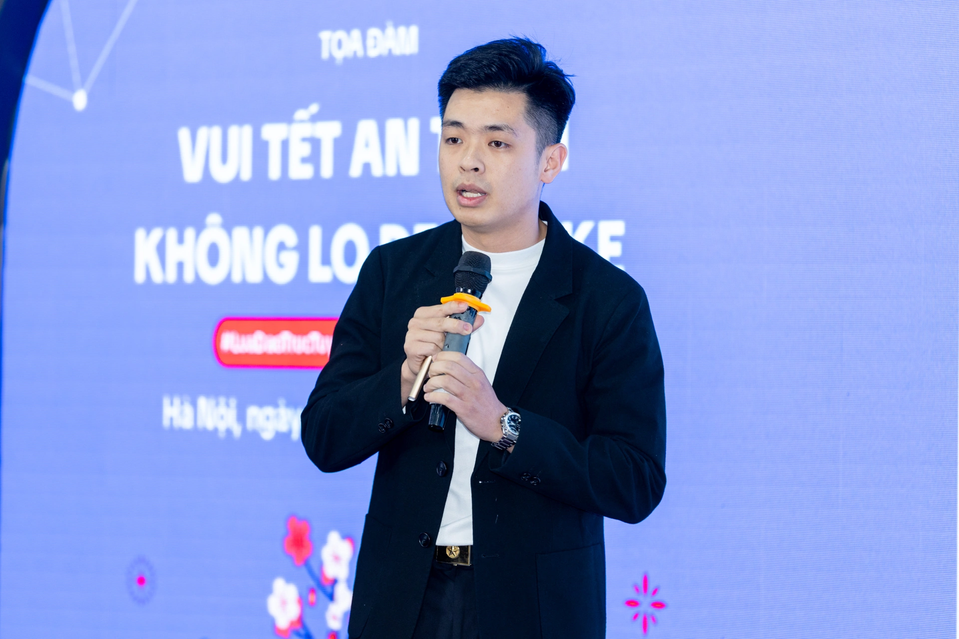 Ông Vũ Duy Hưng, đại diện Hưng AI Creative, trình bày tham luận “Giải mã cuộc gọi lừa đảo qua mạng xã hội: Từ chiêu trò đến công nghệ”.