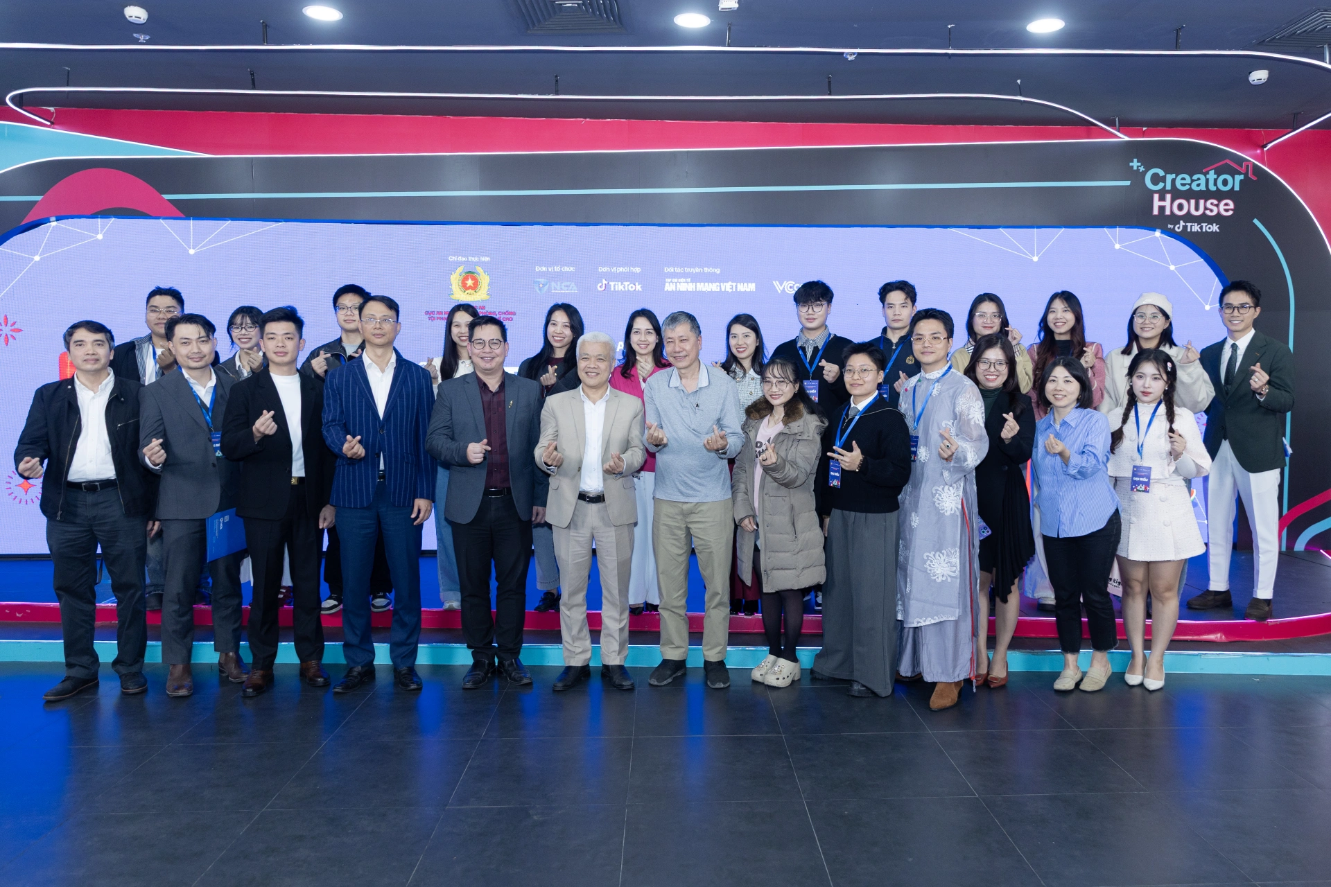 Các đại biểu, chuyên gia và nhà sáng tạo nội dung tại tọa đàm “Vui Tết an toàn - không lo Deepfake”, trong khuôn khổ chiến dịch “Chống lừa đảo trực tuyến 2025”.