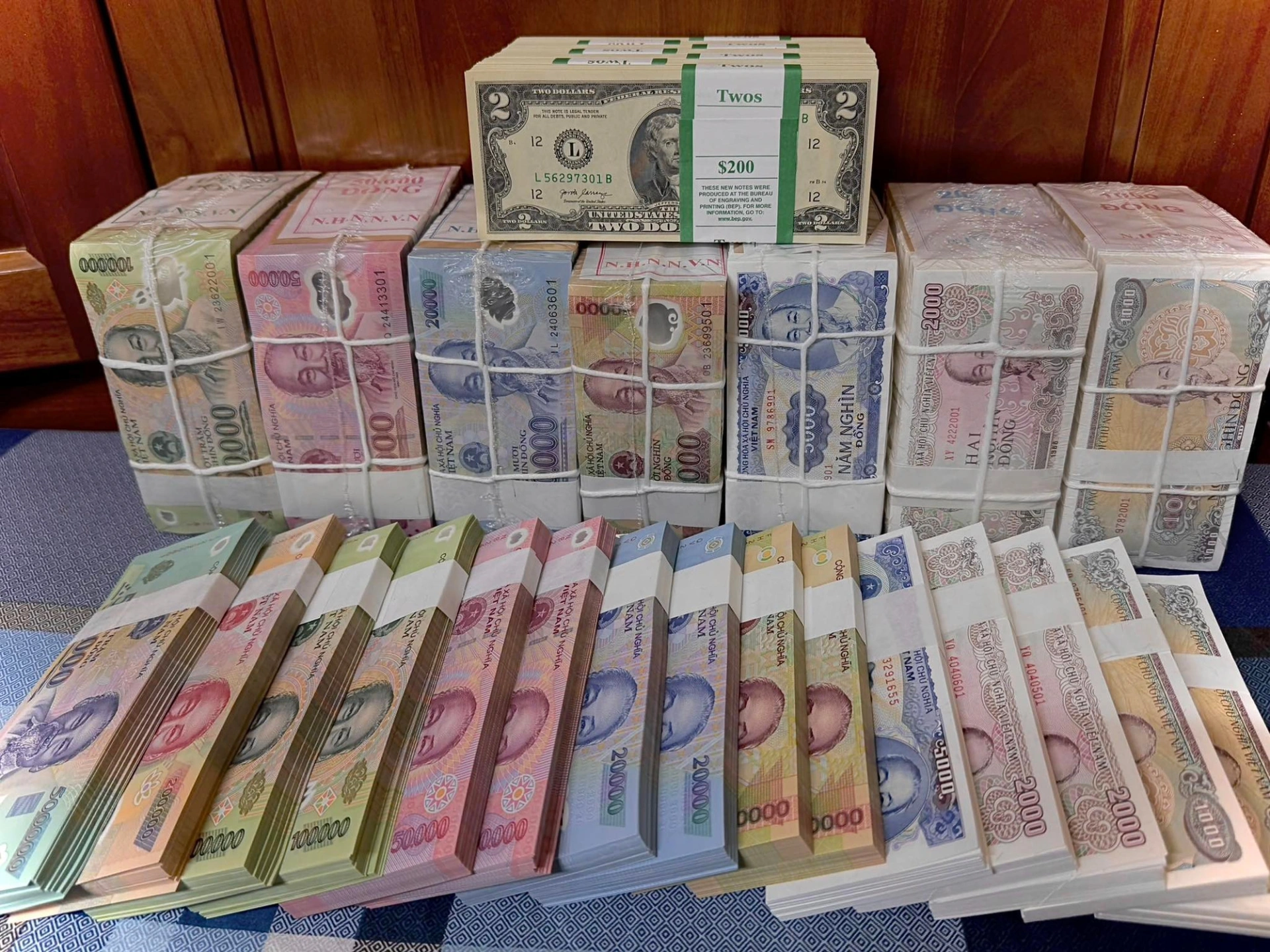 Trên mạng xã hội, các lời chào mời đổi tiền mới, tiền lì xì xuất hiện dày đặc, đẩy mức phí lên cao và biến hoạt động vốn bị cấm thành một thị trường ngầm sôi động trước Tết Nguyên đán 2026.