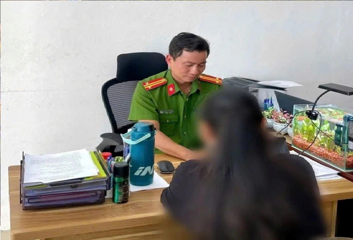 N làm việc tại cơ quan công an (Ảnh: CA phường Thanh Khê).