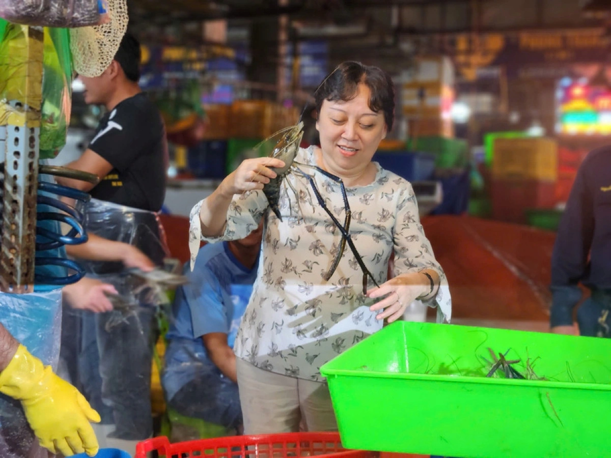 PGS.TS Phạm Khánh Phong Lan - Giám đốc Sở An toàn thực phẩm TPHCM, cùng đoàn công tác kiểm tra chợ đầu mối Bình Điền.