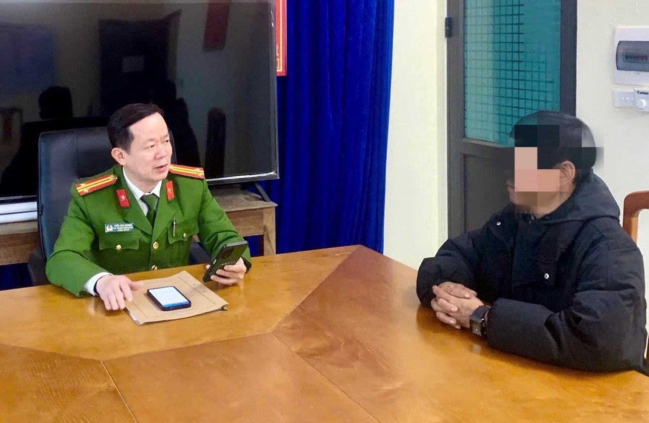 Công an xã Yên Cường tuyên truyền về các thủ đoạn lừa đảo của đối tượng cho ông Đ.V.C biết.