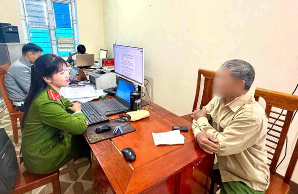 Công an xã Thạch Xuân giải thích rõ cho ông T về thủ đoạn giả danh doanh nghiệp viễn thông, cơ quan Công an để lừa đảo chiếm đoạt tài sản.