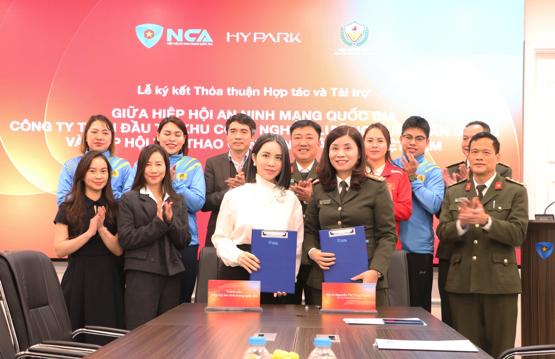 Đại diện Công ty TNHH Đầu tư Khu công nghiệp lưỡng dụng Văn Giang (thành viên NCA) ký hợp tác với Hiệp hội Thể thao CAND