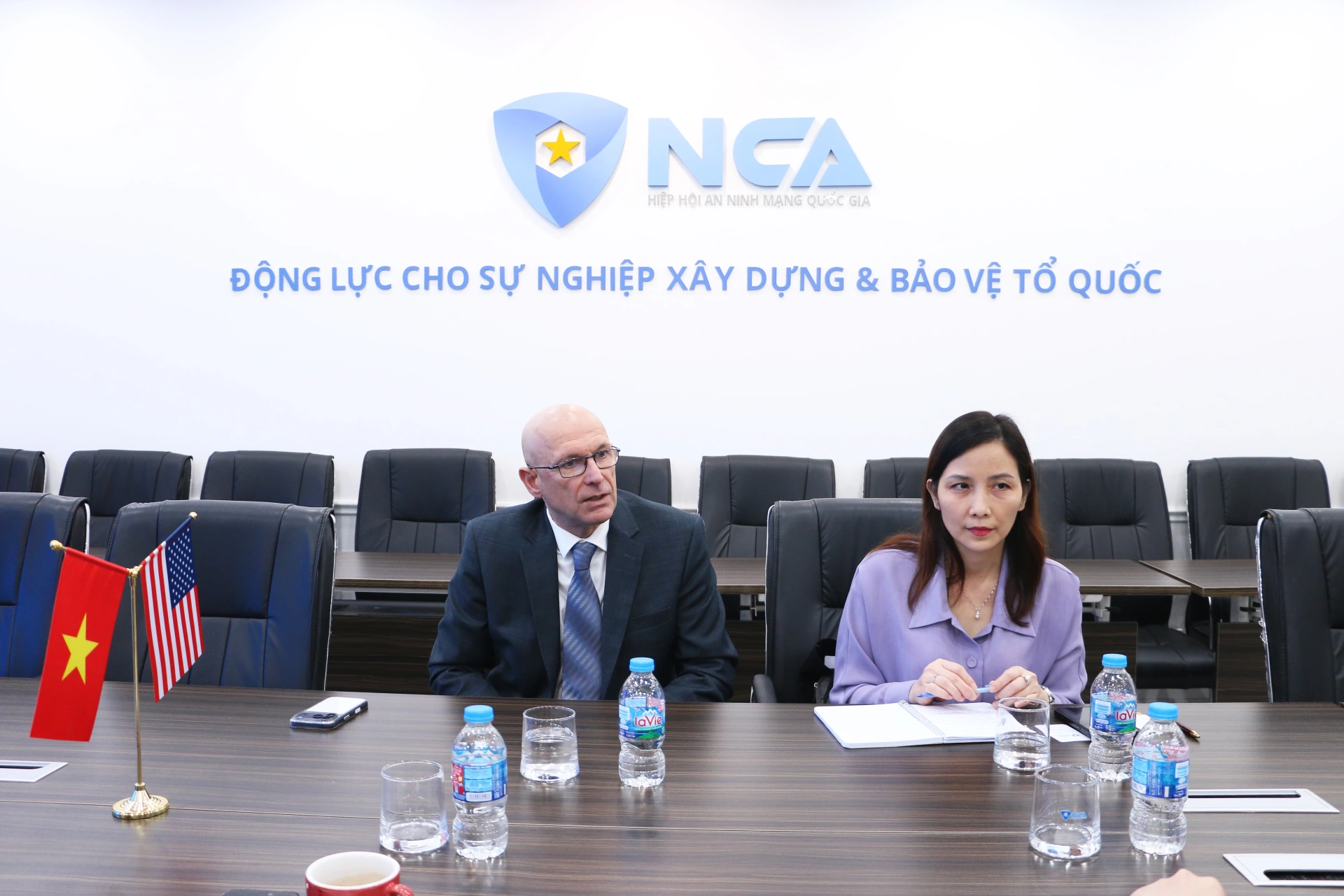 ông Arik Alcalay, Giám đốc điều hành (CEO) R-MOR và bà Trần Ngọc Diệp, Giám đốc quốc gia R-MOR Việt Nam.