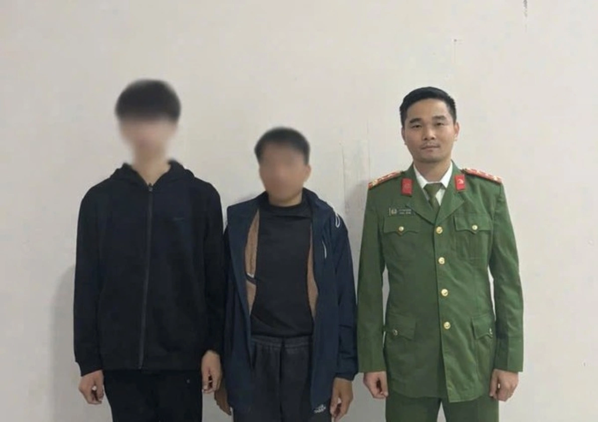 Hai bố con cháu T tại cơ quan Công an.