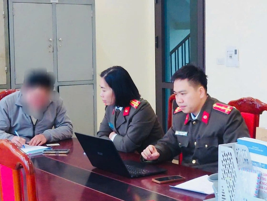 Công an xã Lục Yên mời các công dân là chủ các tài khoản vi phạm lên làm việc theo quy định.