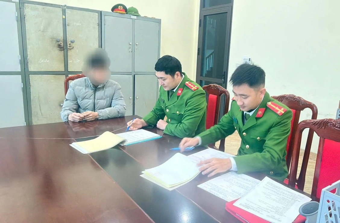 Công an xã Lục Yên mời các công dân là chủ các tài khoản vi phạm lên làm việc theo quy định.