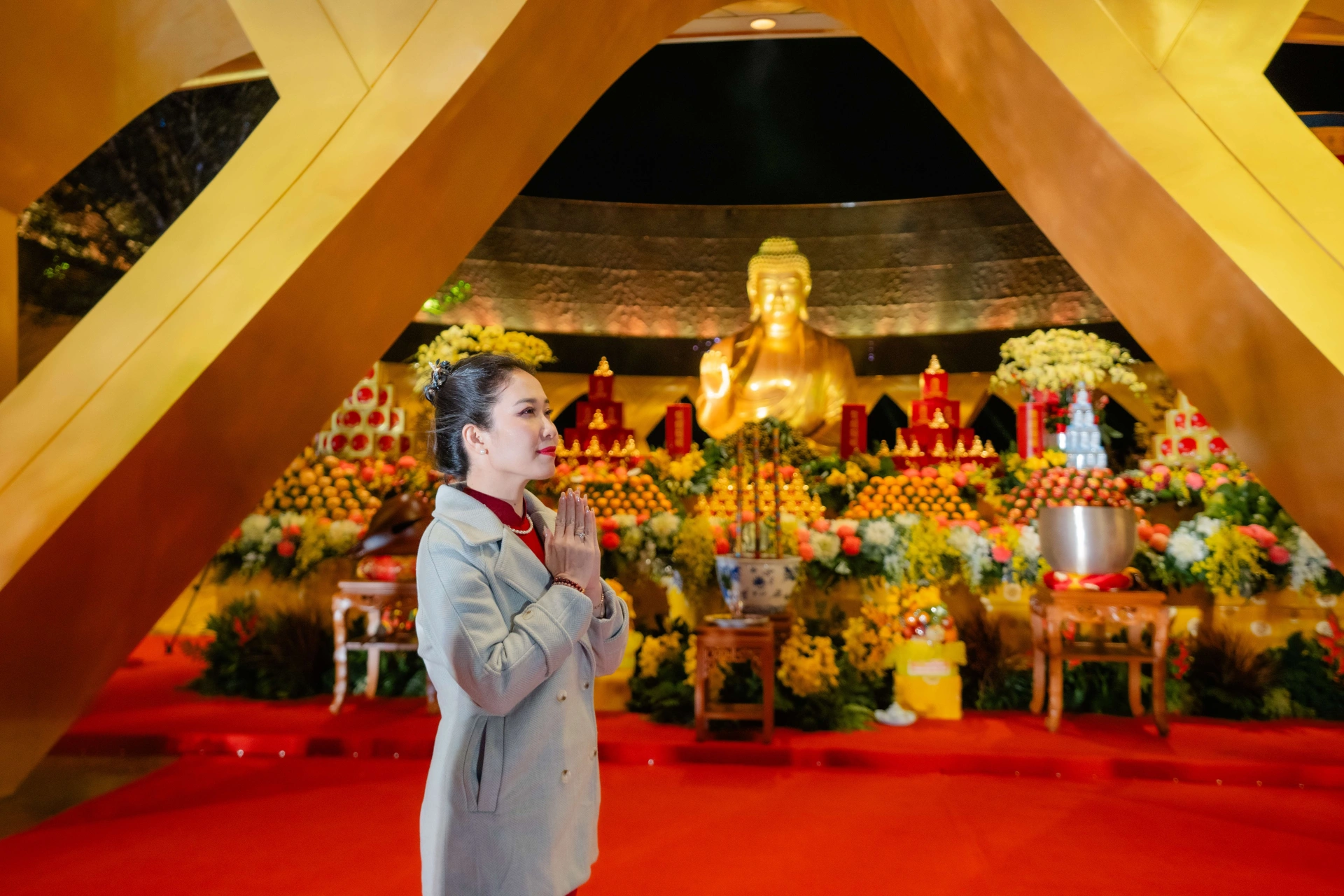 Du khách thành kính chiêm bái Tôn tượng Đức Phật Câu Na Hàm Mâu Ni dịp đầu năm.