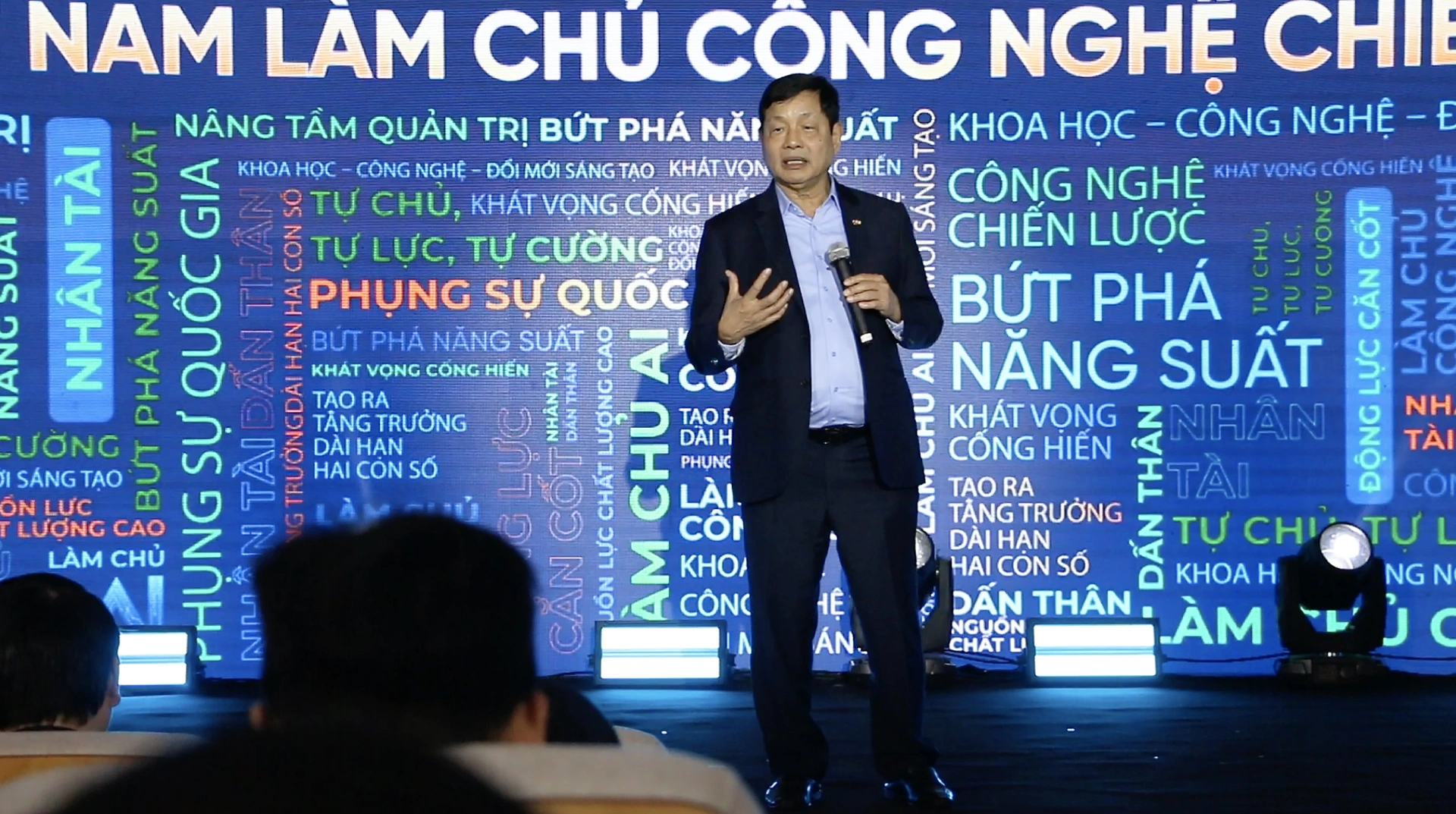 Ông Trương Gia Bình, Chủ tịch Tập đoàn FPT kiêm Chủ tịch Liên minh AI Âu Lạc giới thiệu về giải thưởng