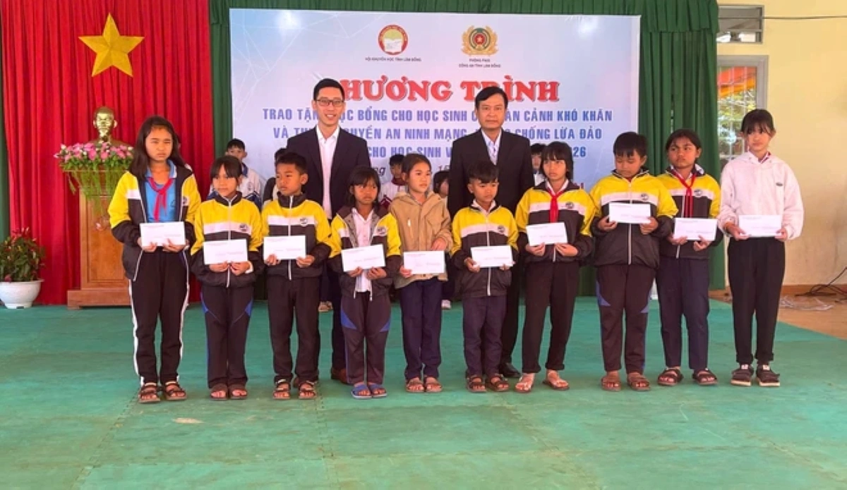 Trao 40 suất học bổng cho học sinh xã Đinh Trang Thượng. Ảnh: Hội Khuyến học Lâm Đồng