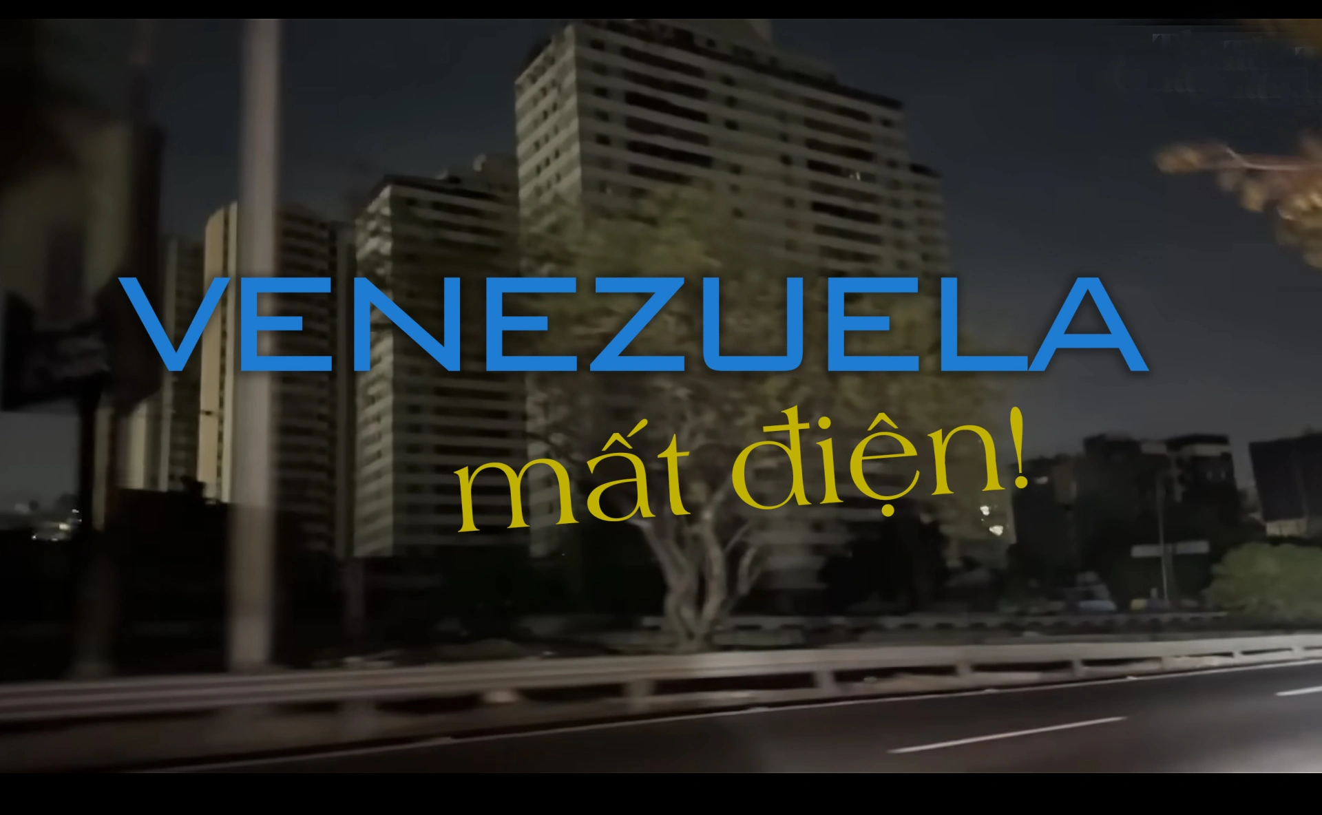 Một phần thủ đô Caracas (Venezuela) bị mất điện trong chiến dịch quân sự của Mỹ nhằm vào Tổng thống Maduro (ảnh cắt từ video của The Guardian)
