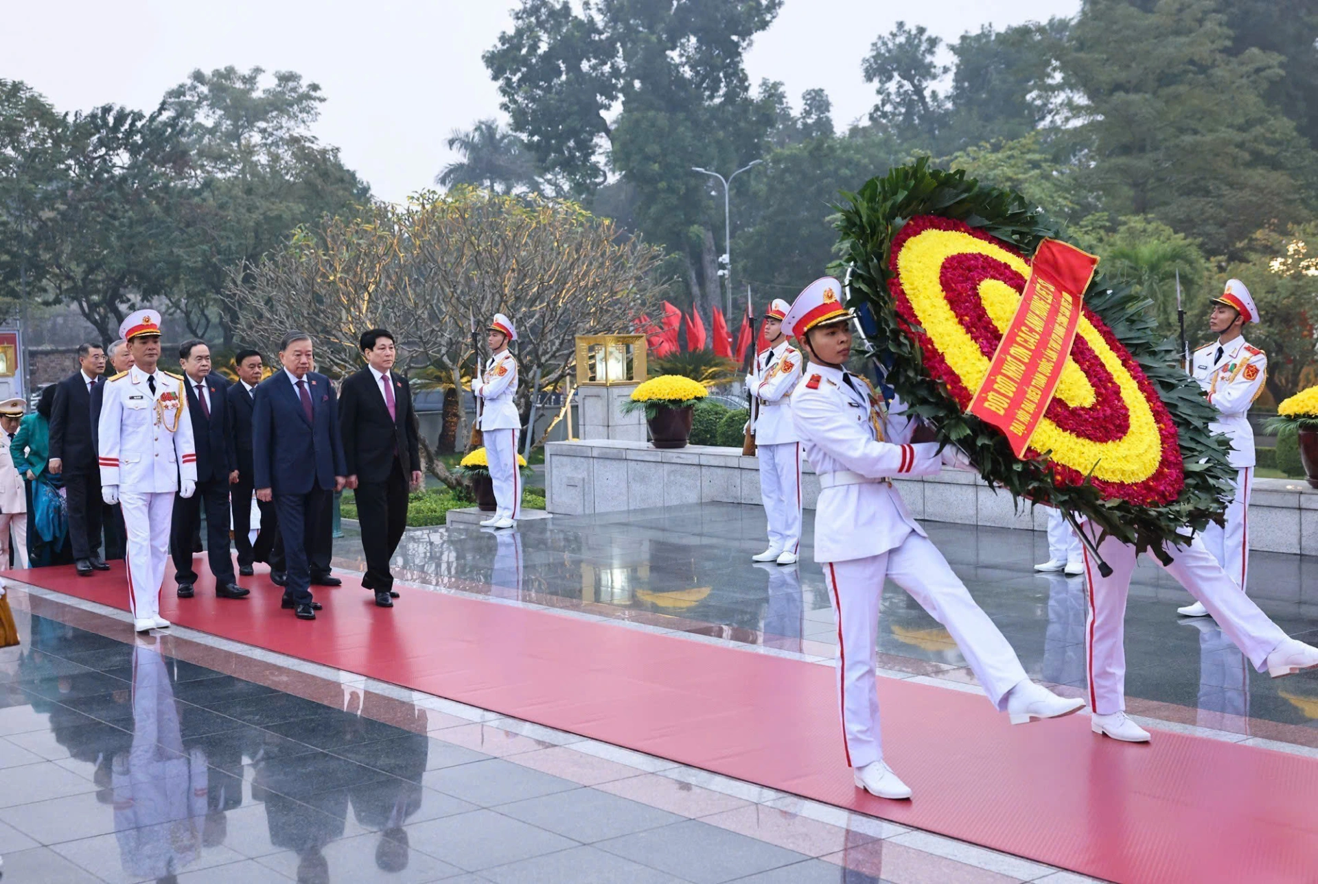 Đoàn đại biểu lãnh đạo Đảng, Nhà nước do Tổng Bí thư Tô Lâm dẫn đầu đến đặt vòng hoa tại Đài tưởng niệm các Anh hùng liệt sĩ trên đường Bắc Sơn (Ba Đình, Hà Nội). Ảnh: TTXVN.