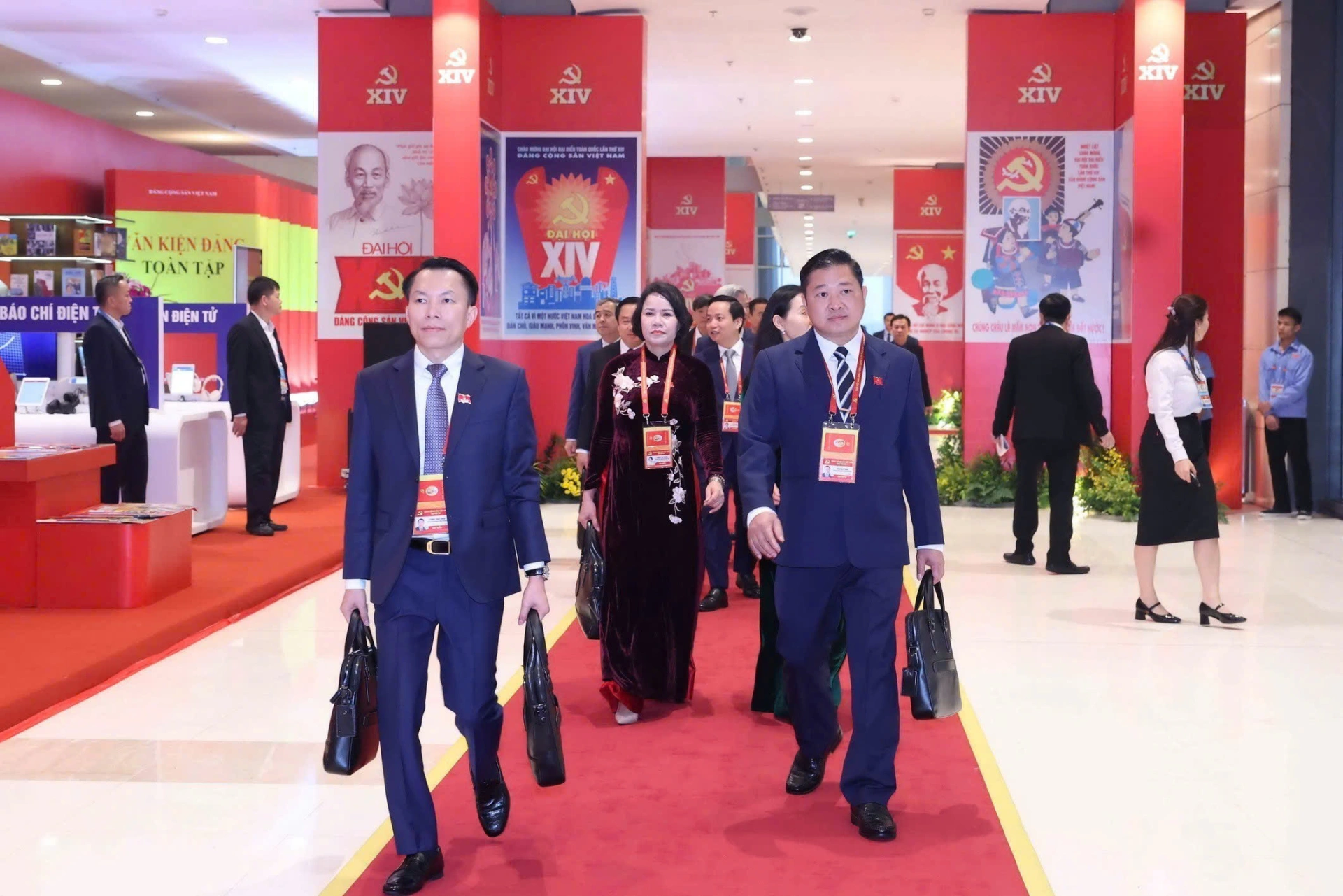 Các đại biểu đến dự phiên họp trù bị Đại hội XIV của Đảng. Ảnh: TTXVN