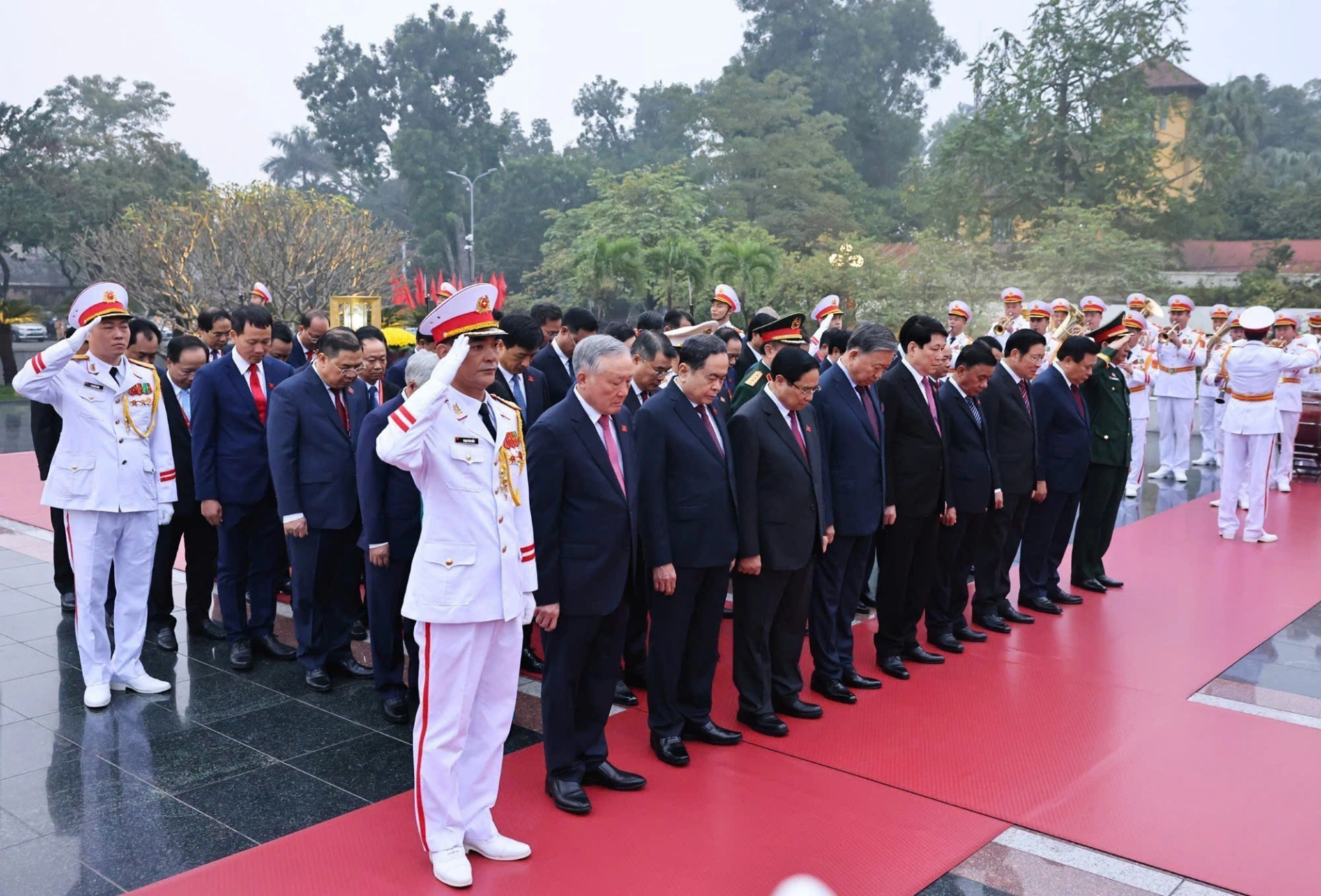 Đoàn đại biểu lãnh đạo Đảng, Nhà nước do Tổng Bí thư Tô Lâm dẫn đầu đến đặt vòng hoa tại Đài tưởng niệm các Anh hùng liệt sĩ trên đường Bắc Sơn (Ba Đình, Hà Nội). Ảnh: TTXVN.