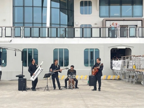 Du khách tàu biển đến vịnh Hạ Long được chào đón bằng âm nhạc