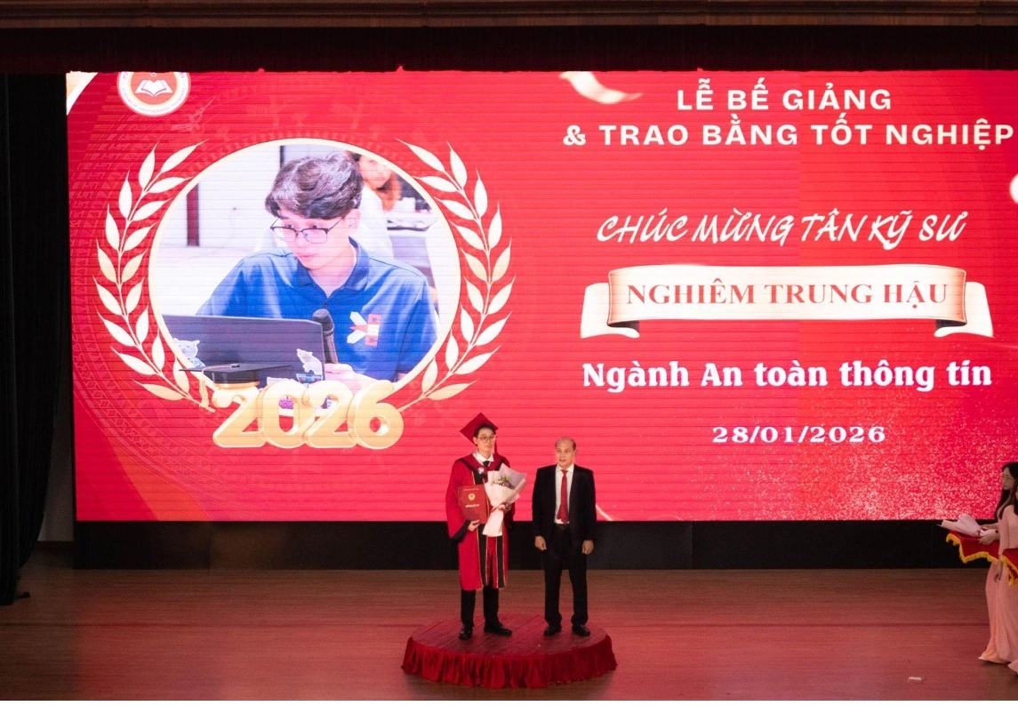 Thủ khoa Nghiêm Trung Hậu nhận bằng tốt nghiệp