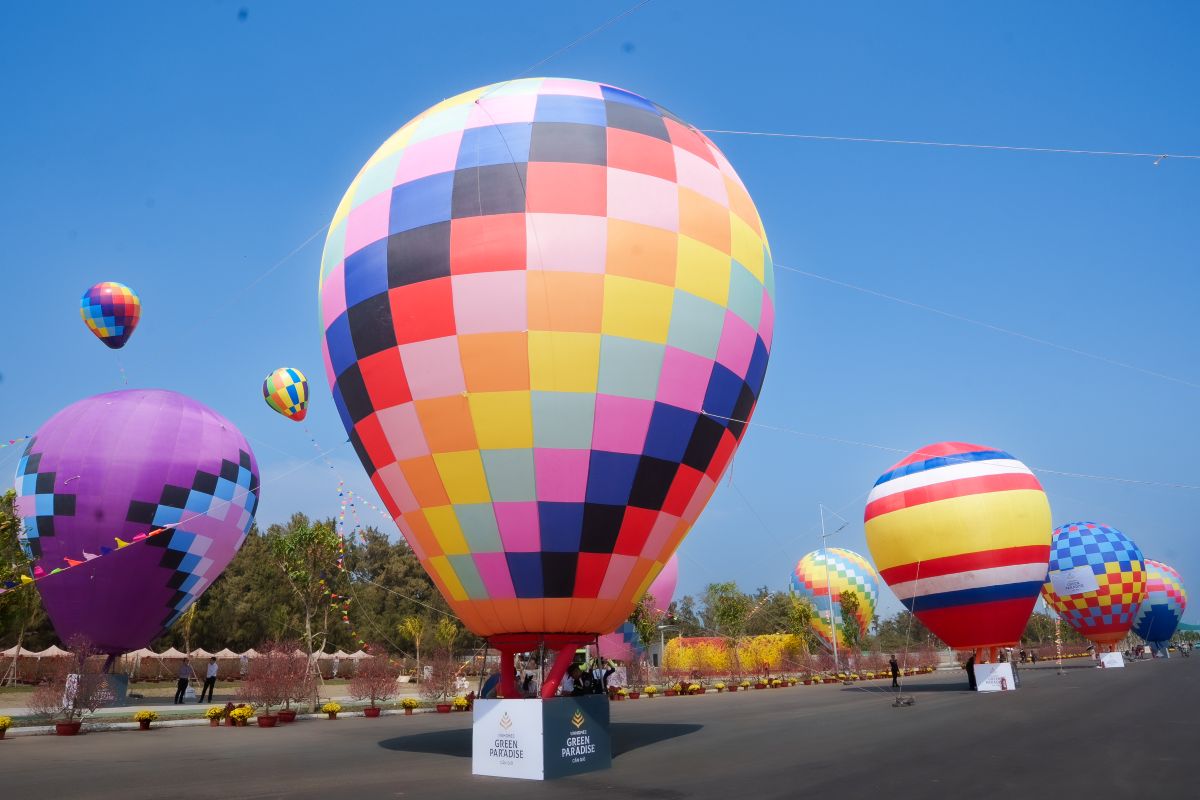 Hội xuân Green Paradise Tet Fest tại Vinhomes Cần Giờ sôi động với trải nghiệm bay khinh khí cầu, 40 gian hàng đặc sản địa phương, đường hoa 600 gốc đào – mai cùng nhiều trò chơi dân gian… đưa Cần Giờ thành điểm phải đến dịp Tết Bính Ngọ  