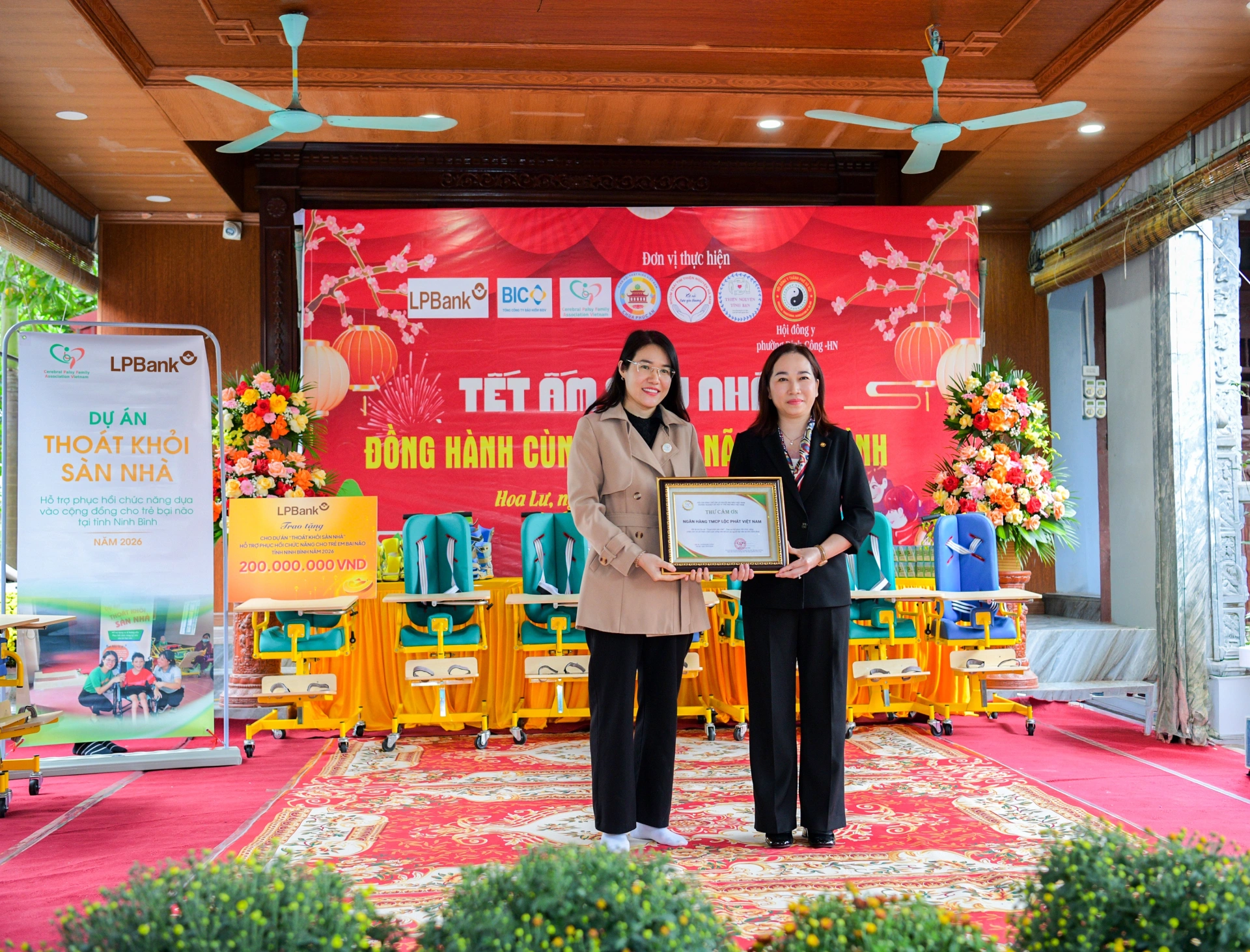 Những phần quà ý nghĩa được trao đến các trẻ em bại não ở Ninh Bình