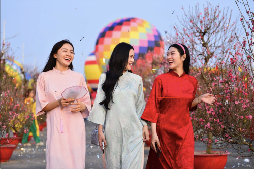 Hơn 10.000 người đổ về Vinhomes Green Paradise trong ngày khai mạc Lễ hội xuân