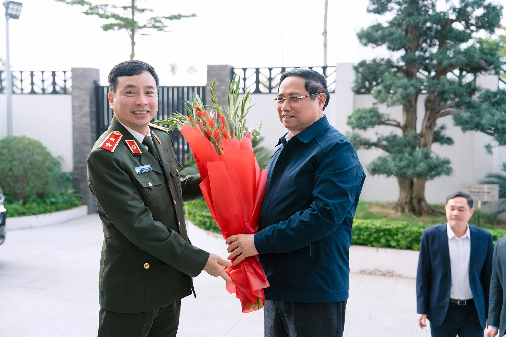 Trung tướng Lê Xuân Minh, Cục trưởng Cục A05 đón tiếp, tặng hoa Thủ tướng