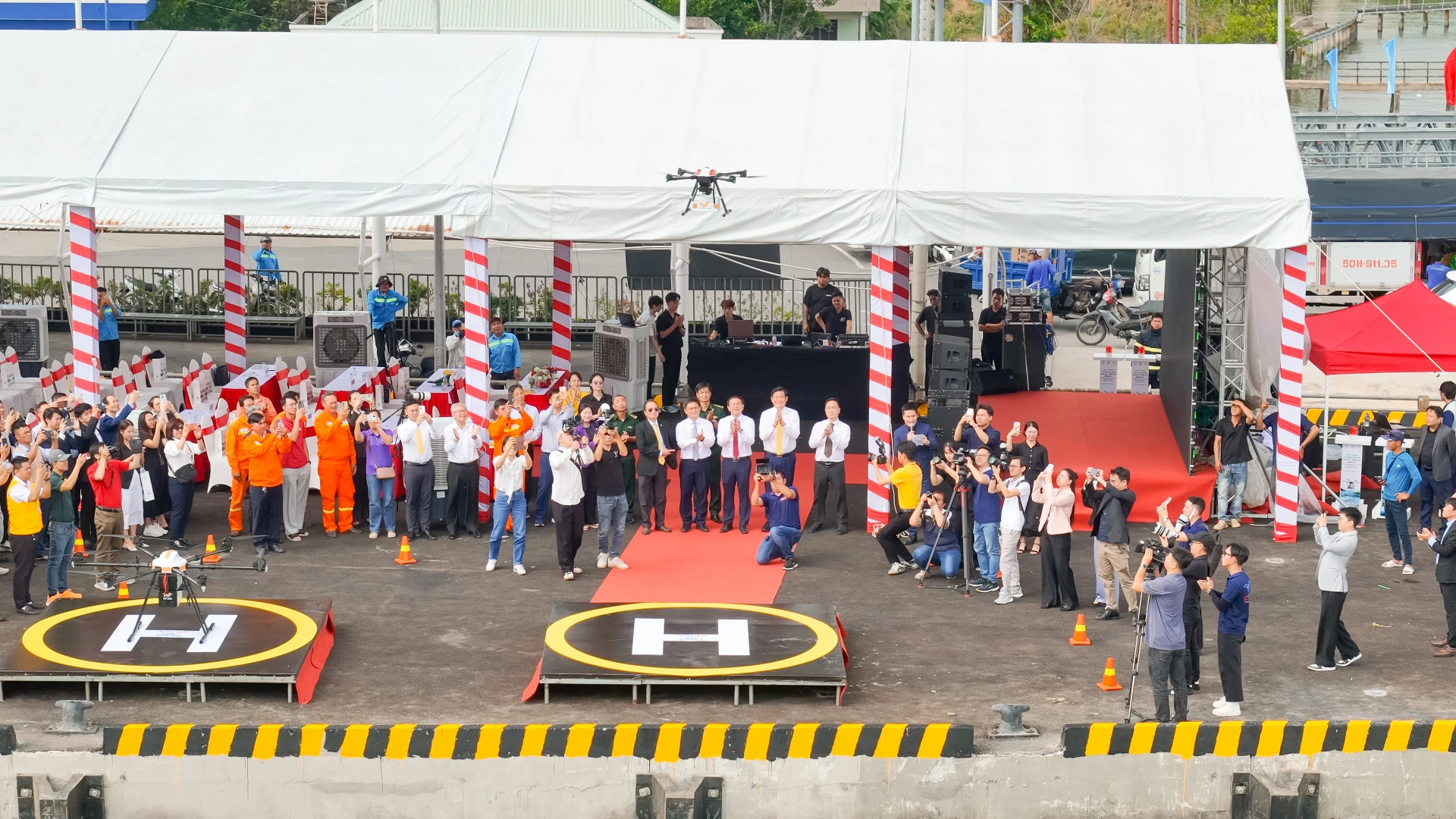 Các đơn vị phối hợp thực hiện giao hàng bằng UAV