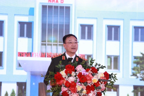 Thượng tướng Phạm Thế Tùng trao tặng 2.000 suất quà Tết cho người dân và học sinh khó khăn tại Nghệ An